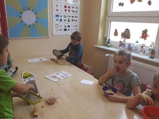 Grafika #8: Desery z jabłek