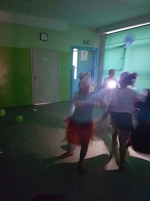 Grafika #14: Biwak kl. III w szkole