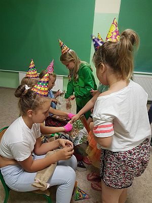 Grafika #27: Biwak kl. III w szkole