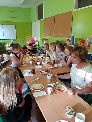 Grafika #30: Biwak kl. III w szkole