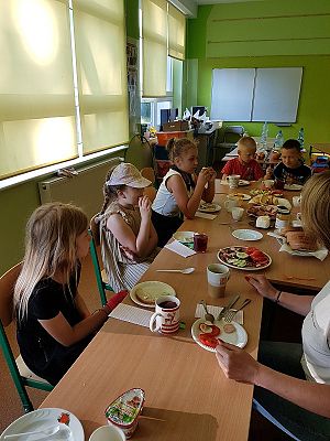 Grafika #35: Biwak kl. III w szkole