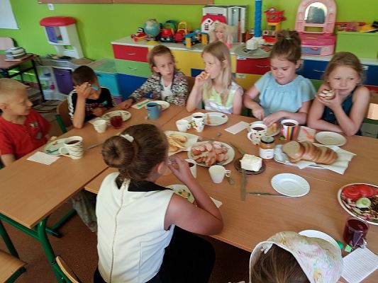 Grafika #21: Biwak kl. III w szkole