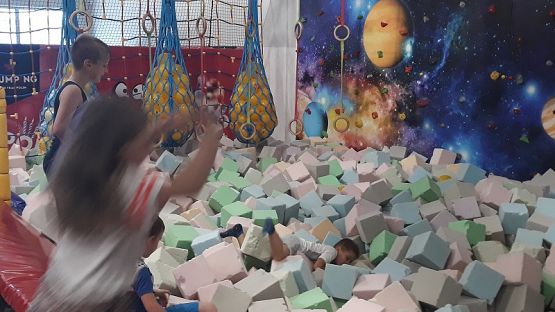 Grafika #9: Wycieczka do Świata Trampolin w Lęborku