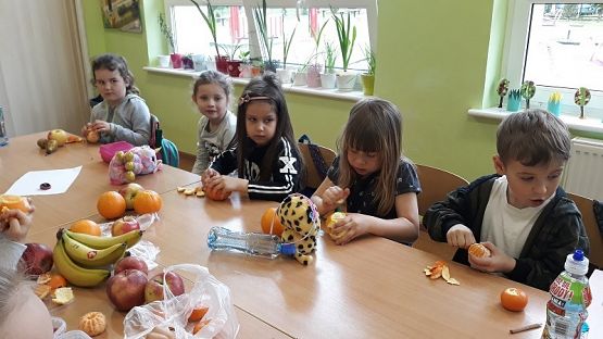  Grafika #0: Zdrowe soki z owoców w oddziale 5-latków