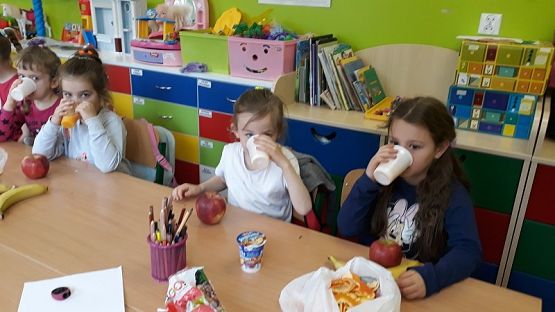  Grafika #4: Zdrowe soki z owoców w oddziale 5-latków