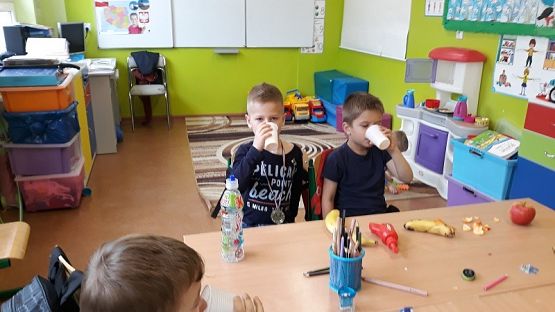  Grafika #8: Zdrowe soki z owoców w oddziale 5-latków