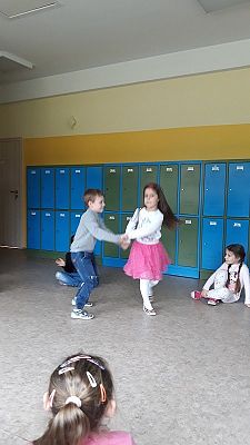  Grafika #3: Zajęcia taneczne w ramach projektu pt. Przedszkola z klasą