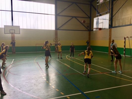  Grafika #4: Powiatowe zawody w piłkę koszykową dziewcząt w ramach Igrzysk Dzieci.