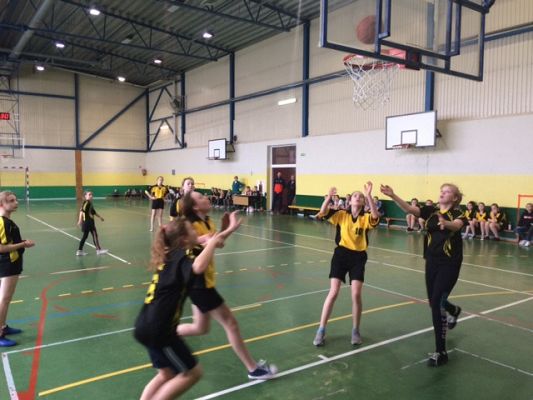  Grafika #11: Powiatowe zawody w piłkę koszykową dziewcząt w ramach Igrzysk Dzieci.