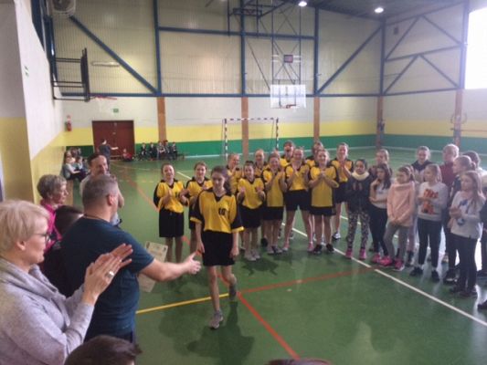  Grafika #6: Powiatowe zawody w piłkę koszykową dziewcząt w ramach Igrzysk Dzieci.