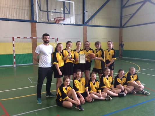  Grafika #12: Powiatowe zawody w piłkę koszykową dziewcząt w ramach Igrzysk Dzieci.