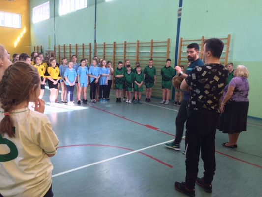 Grafika #4: Gminne zawody w piłkę koszykową dziewcząt i chłopców w ramach Igrzysk Dzieci.