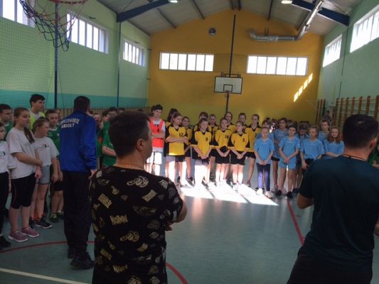 Grafika #8: Gminne zawody w piłkę koszykową dziewcząt i chłopców w ramach Igrzysk Dzieci.