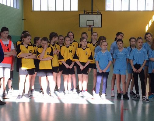 Grafika #1: Gminne zawody w piłkę koszykową dziewcząt i chłopców w ramach Igrzysk Dzieci.