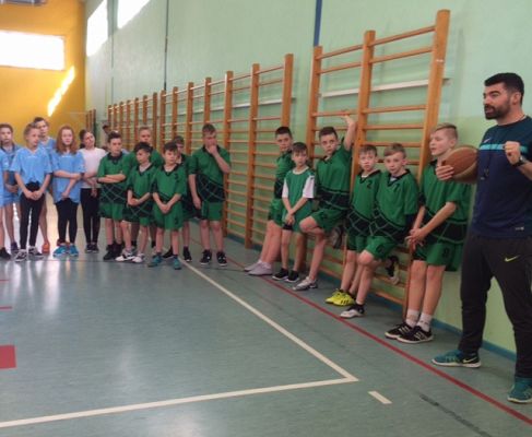 Grafika #10: Gminne zawody w piłkę koszykową dziewcząt i chłopców w ramach Igrzysk Dzieci.