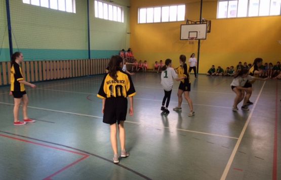 Grafika #6: Gminne zawody w piłkę koszykową dziewcząt i chłopców w ramach Igrzysk Dzieci.