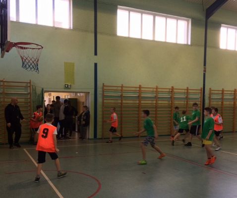 Grafika #21: Gminne zawody w piłkę koszykową dziewcząt i chłopców w ramach Igrzysk Dzieci.