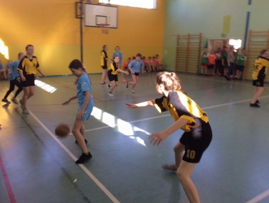 Grafika #12: Gminne zawody w piłkę koszykową dziewcząt i chłopców w ramach Igrzysk Dzieci.