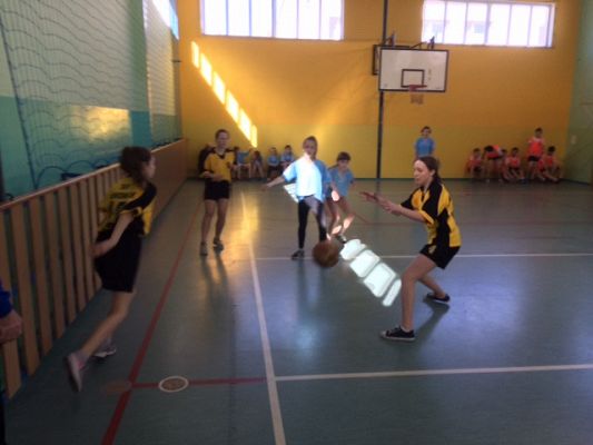 Grafika #14: Gminne zawody w piłkę koszykową dziewcząt i chłopców w ramach Igrzysk Dzieci.