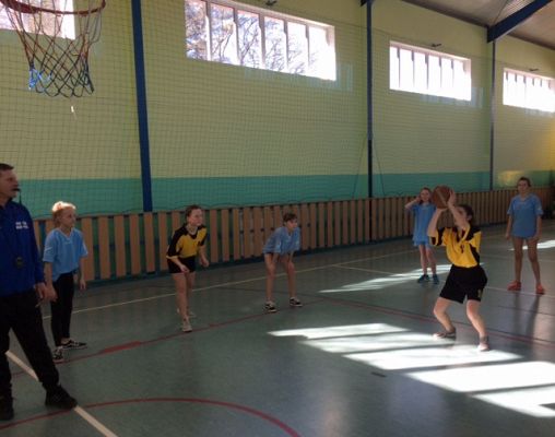 Grafika #13: Gminne zawody w piłkę koszykową dziewcząt i chłopców w ramach Igrzysk Dzieci.