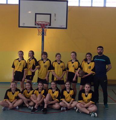 Grafika #2: Gminne zawody w piłkę koszykową dziewcząt i chłopców w ramach Igrzysk Dzieci.