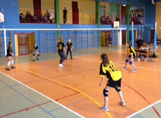 Grafika #12: Powiatowe zawody w mini piłkę siatkową dziewcząt w ramach Igrzysk Dzieci