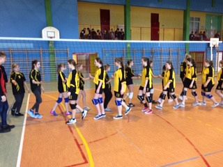 Grafika #8: Powiatowe zawody w mini piłkę siatkową dziewcząt w ramach Igrzysk Dzieci