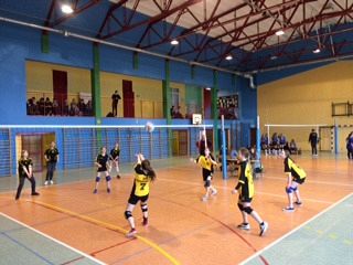 Grafika #2: Powiatowe zawody w mini piłkę siatkową dziewcząt w ramach Igrzysk Dzieci