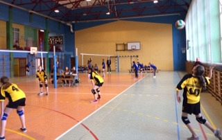 Grafika #9: Powiatowe zawody w mini piłkę siatkową dziewcząt w ramach Igrzysk Dzieci