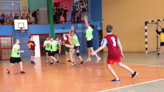 Grafika #1: Gminne zawody w piłkę ręczną dziewcząt i chłopców w ramach Igrzysk Dzieci