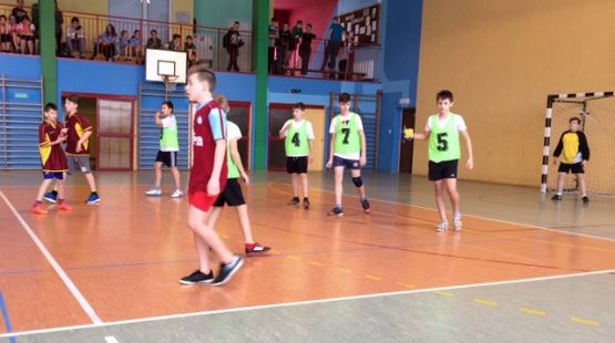 Grafika #2: Gminne zawody w piłkę ręczną dziewcząt i chłopców w ramach Igrzysk Dzieci