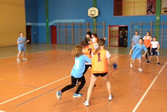 Grafika #4: Gminne zawody w piłkę ręczną dziewcząt i chłopców w ramach Igrzysk Dzieci