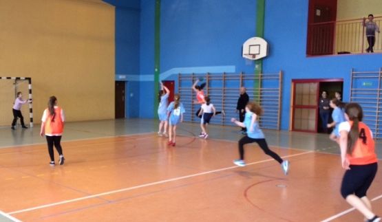 Grafika #6: Gminne zawody w piłkę ręczną dziewcząt i chłopców w ramach Igrzysk Dzieci