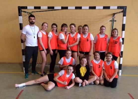 Grafika #0: Gminne zawody w piłkę ręczną dziewcząt i chłopców w ramach Igrzysk Dzieci