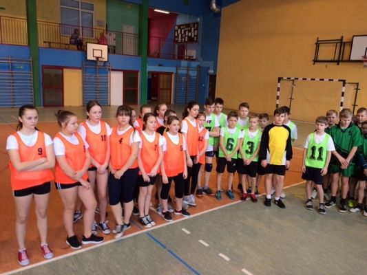 Grafika #8: Gminne zawody w piłkę ręczną dziewcząt i chłopców w ramach Igrzysk Dzieci