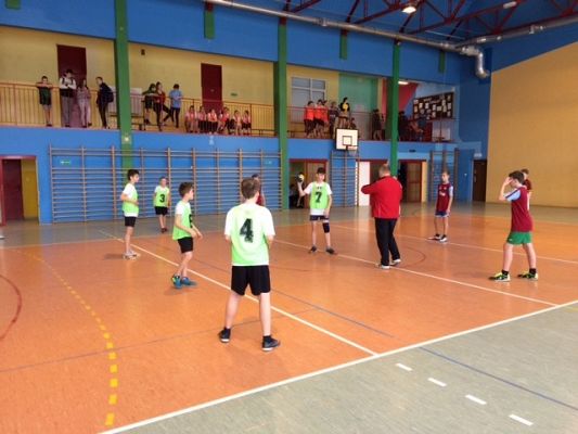 Grafika #7: Gminne zawody w piłkę ręczną dziewcząt i chłopców w ramach Igrzysk Dzieci