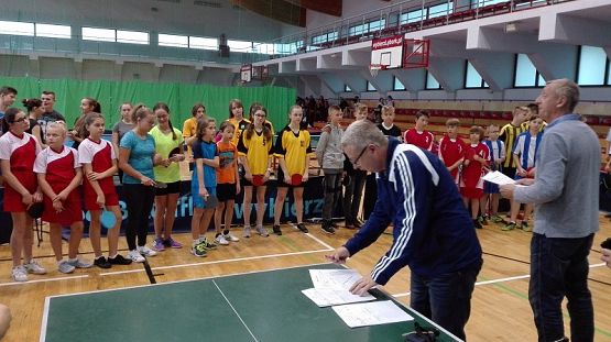  Grafika #1: Powiatowe zawody w tenisie stołowym dziewcząt i chłopców w ramach Igrzysk Dzieci.