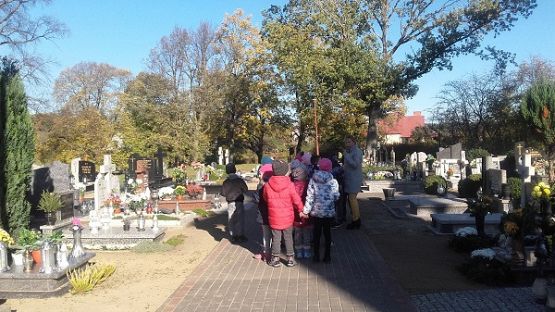  Grafika #1: Z wizytą na cmentarzu w Redkowicach