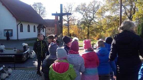  Grafika #4: Z wizytą na cmentarzu w Redkowicach