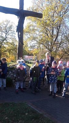  Grafika #7: Z wizytą na cmentarzu w Redkowicach