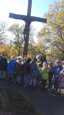  Grafika #5: Z wizytą na cmentarzu w Redkowicach