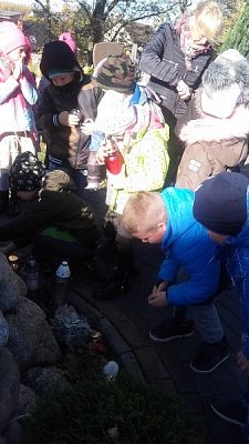  Grafika #9: Z wizytą na cmentarzu w Redkowicach