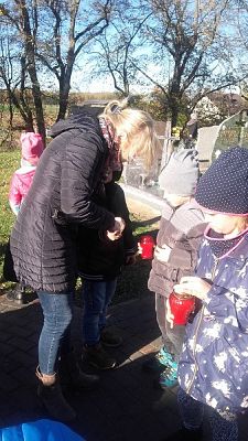  Grafika #11: Z wizytą na cmentarzu w Redkowicach