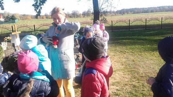  Grafika #12: Z wizytą na cmentarzu w Redkowicach