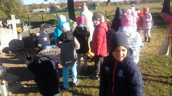  Grafika #14: Z wizytą na cmentarzu w Redkowicach