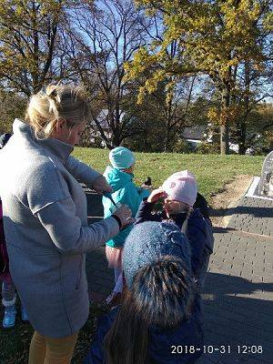  Grafika #15: Z wizytą na cmentarzu w Redkowicach