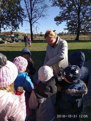  Grafika #16: Z wizytą na cmentarzu w Redkowicach