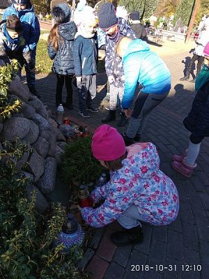  Grafika #17: Z wizytą na cmentarzu w Redkowicach