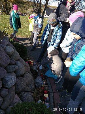  Grafika #18: Z wizytą na cmentarzu w Redkowicach