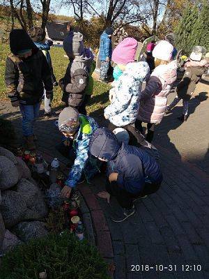  Grafika #19: Z wizytą na cmentarzu w Redkowicach